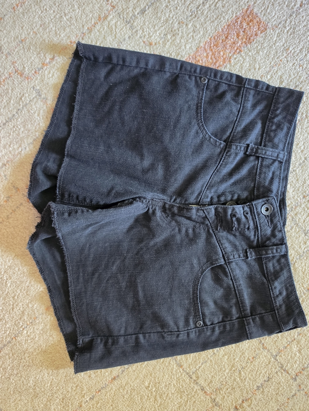 Trendy Lovesick high waisted black denim shorts 🖤
Size: 3 High rise fit Raw hem